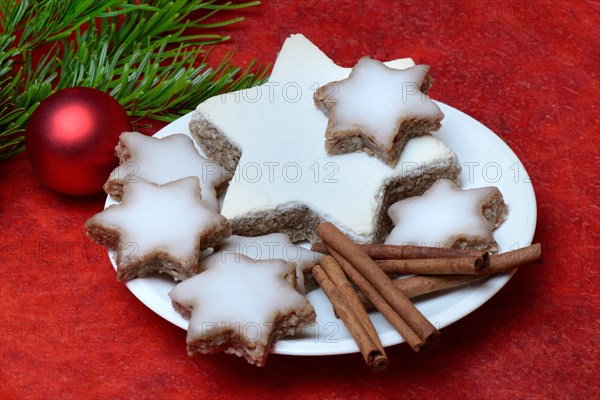 Cinnamon stars and cinnamon sticks