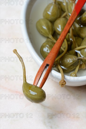 Bowl with caper apples