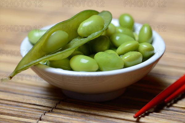 Cooked unripe soya beans in shell