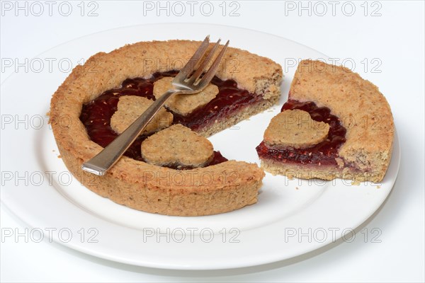 Linzertorte on plate