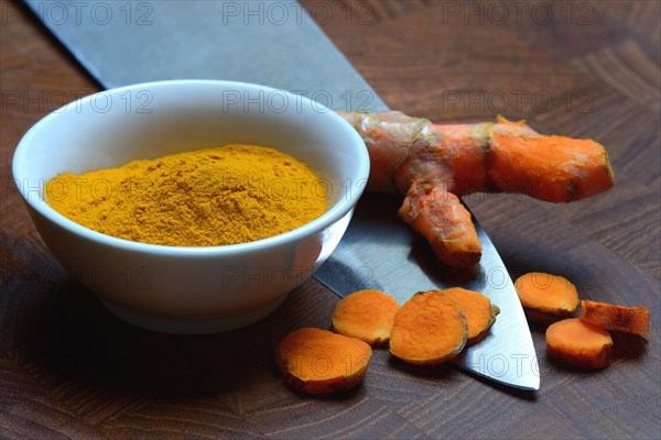 Turmeric powder and turmeric root