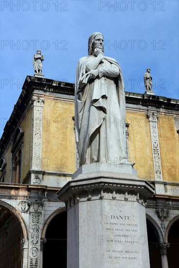 Statue of Dante