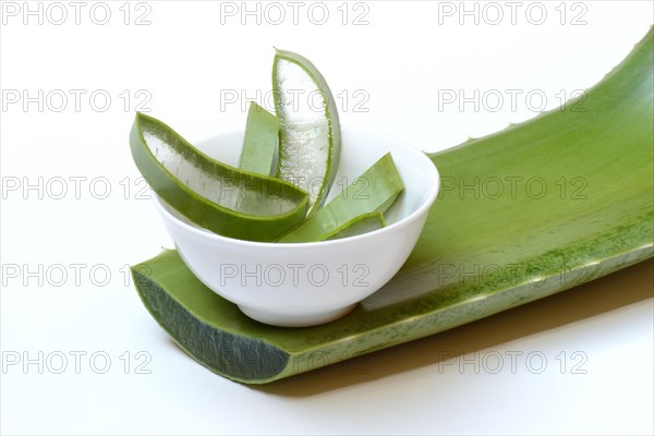 Aloe leaf slices in small bowls and cut leaf
