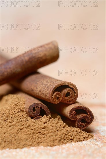 Cinnamonrods and powder