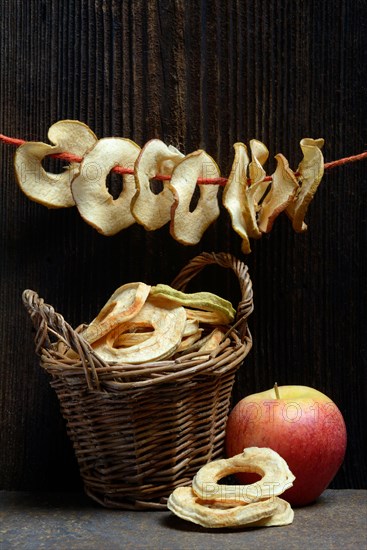 Dried apple slices