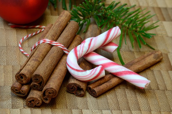 Cinnamonsticks and star anise with Christmas decoration