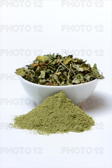 Moringa powder and Moringa leaves in a bowl