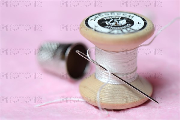 Sewing needle and thread roll