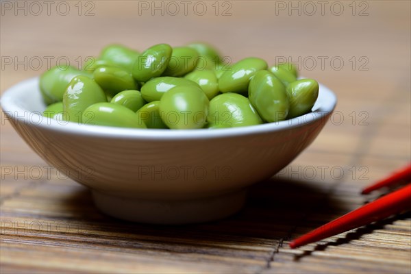 Cooked unripe soya beans in shell