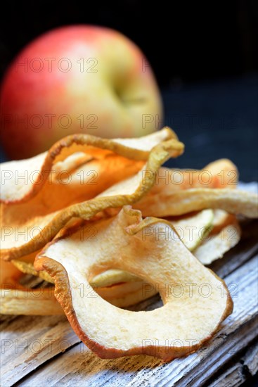 Dried apple slices