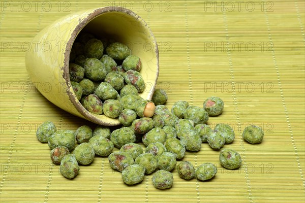 Wasabi peanuts in shell