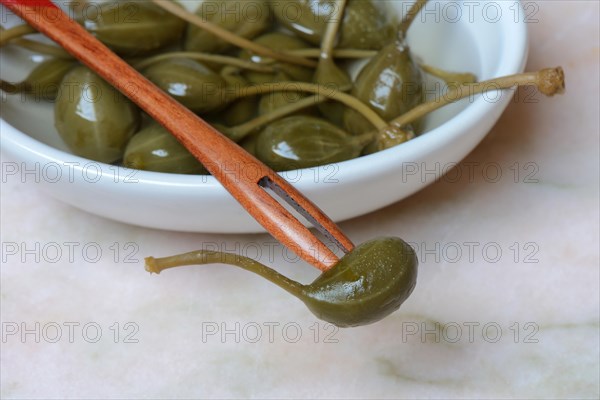 Bowl with caper apples