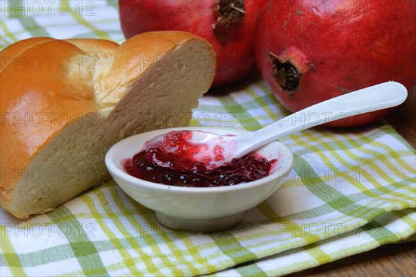 Pomegranate jelly in shell