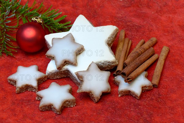 Cinnamon stars and cinnamon sticks