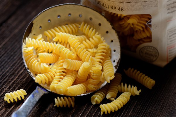 Spiral noodles in sieve ladle