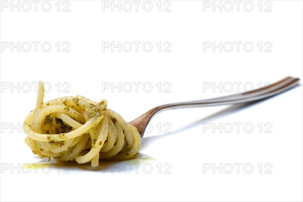 Spaghetti with pesto on fork