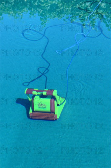 Electric pool cleaner