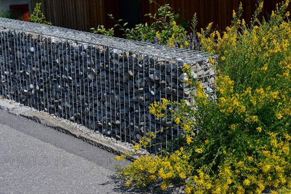 Mesh mat with stones