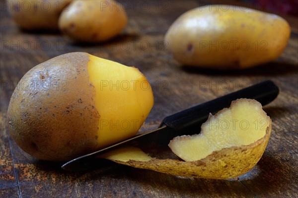 Potato peeling with peeler