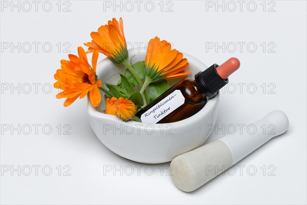 Marigoldstincture and flowers