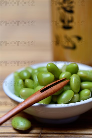 Cooked unripe soya beans in shell