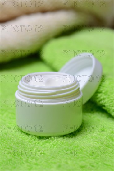 Face cream in a tin