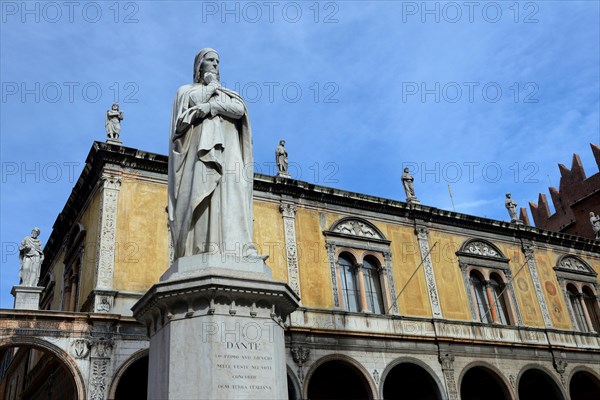 Statue of Dante