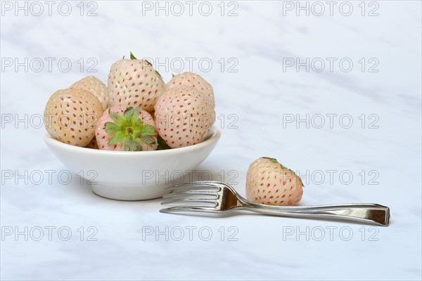 White strawberries in bowl