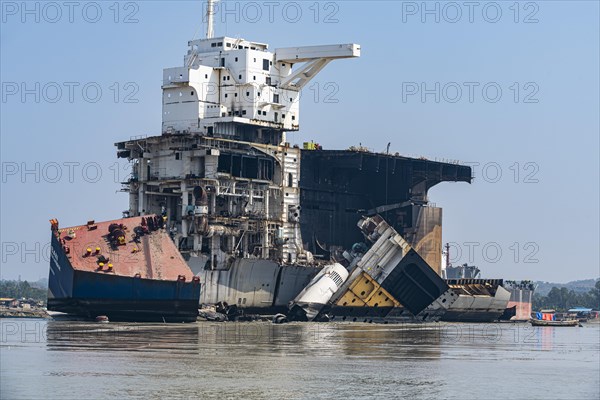 Huge container ship ready to getting break up