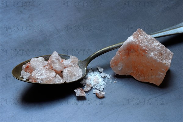 Himalayan salt in spoon