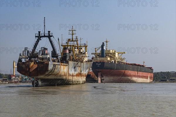 Huge container ships ready to getting break up