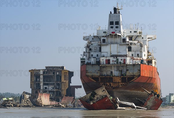 Huge container ships ready to getting break up