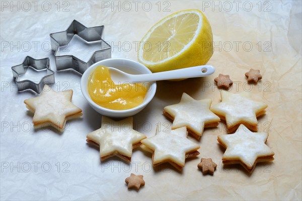 Lemon biscuits and peel with lemon curd