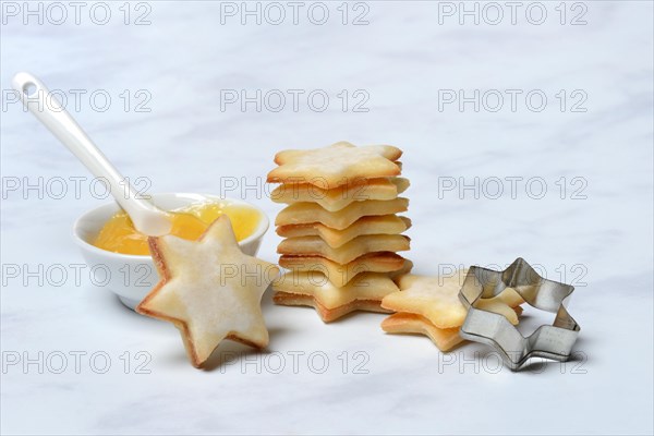 Lemon biscuits and zest with lemon cream