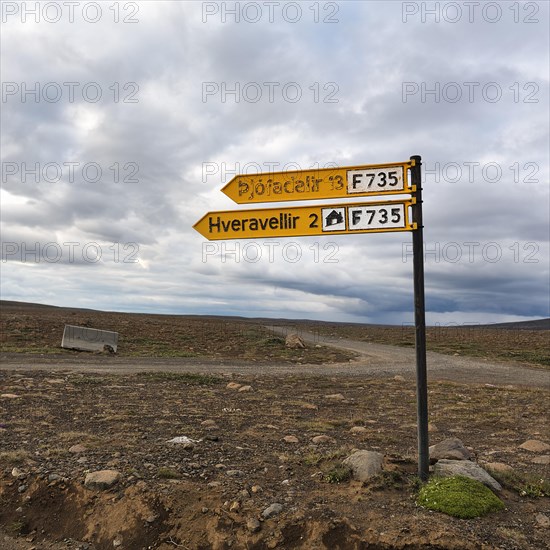 Direction sign to Hveravellir with pictogram hut