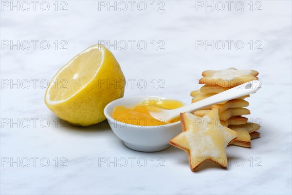 Lemon biscuits and peel with lemon curd