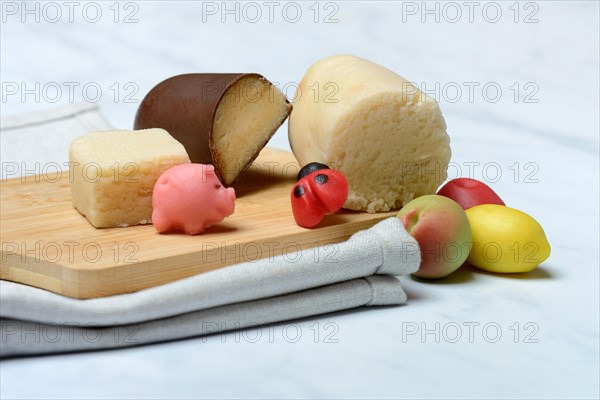 Marzipan and marzipan figures on wooden board