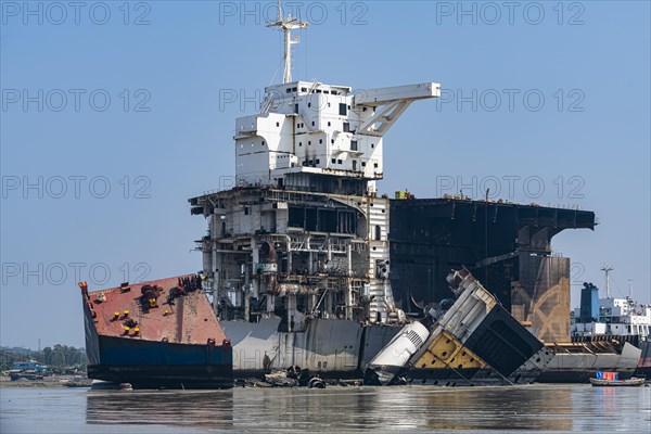 Huge container ship ready to getting break up