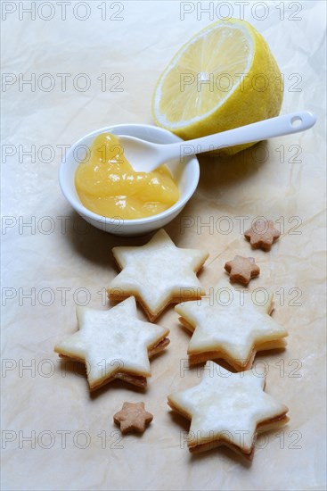 Lemon biscuits and peel with lemon curd