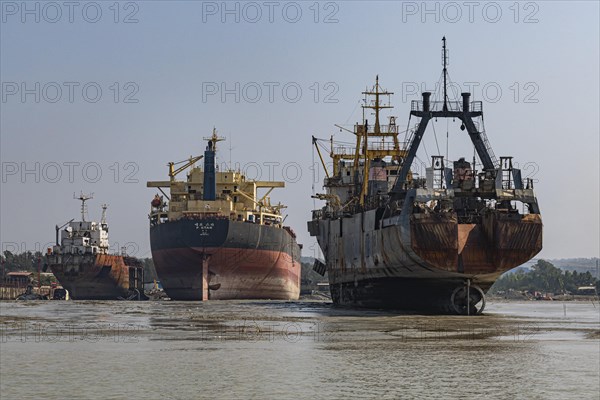 Huge container ships ready to getting break up