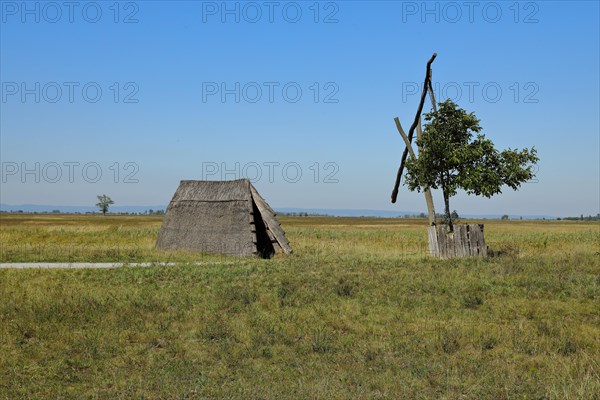 Reed hut and draw well in the Puszta
