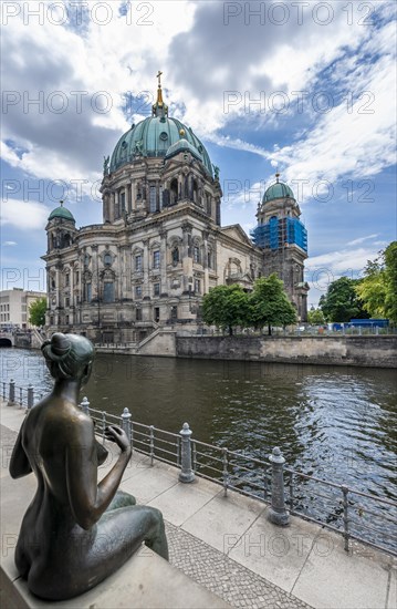 Female figure of the sculpture Three Girls and a Boy