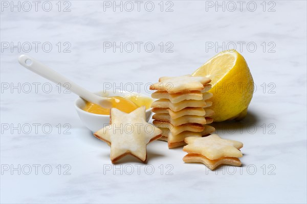 Lemon biscuits and zest with lemon cream