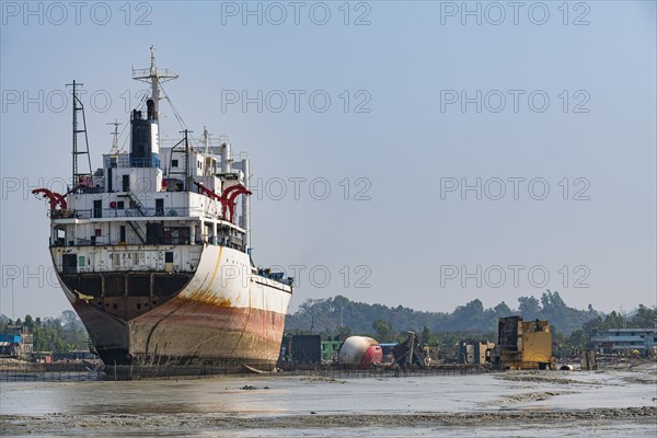 Huge container ships ready to getting break up