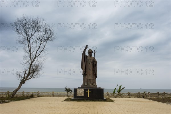 Pope statue errected for the visit of Pope Johannes Paul