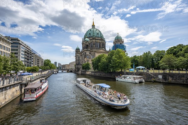 Excursion boats on the Spree with Berlin Cathedral