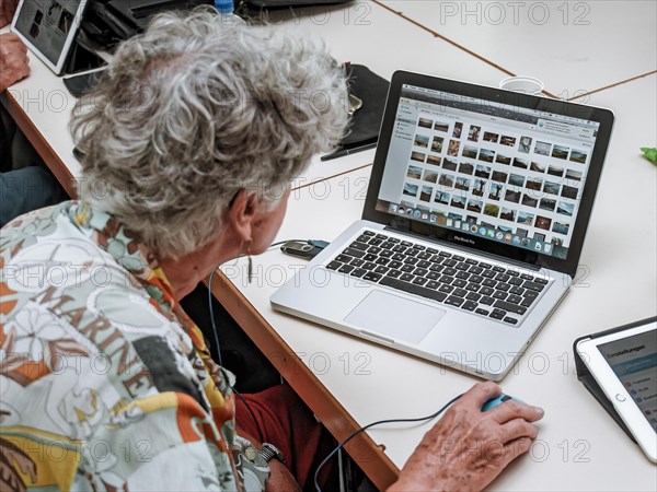 Seniors self-help dealing with computer