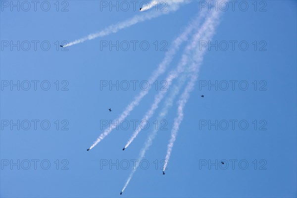 Parachutes in free fall with a smoke trail