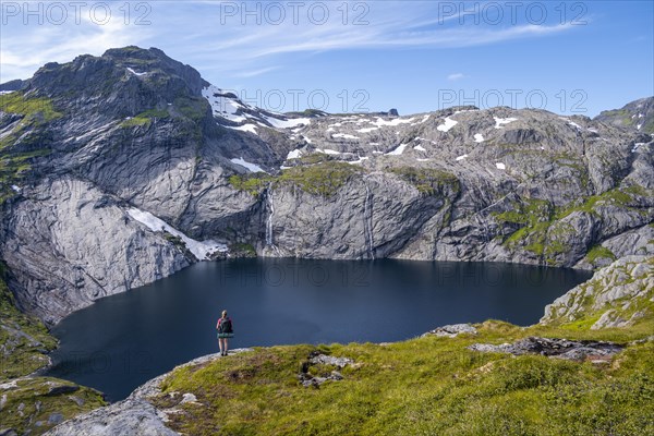 Hiking in front of lake Fjerddalsvatnet