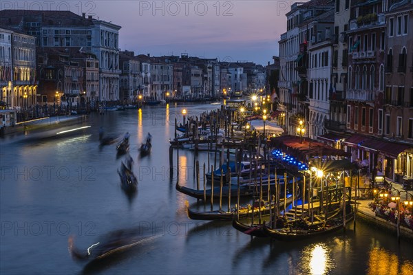 Evening atmosphere at the Rialto Bridge on the Grand Canal